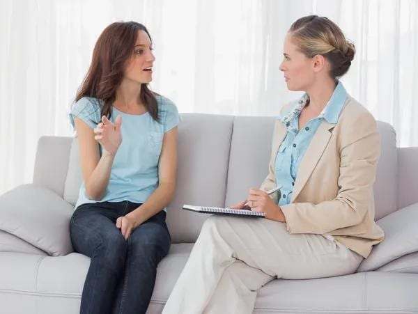 Mujer practicando mindfulness para el manejo de la ansiedad